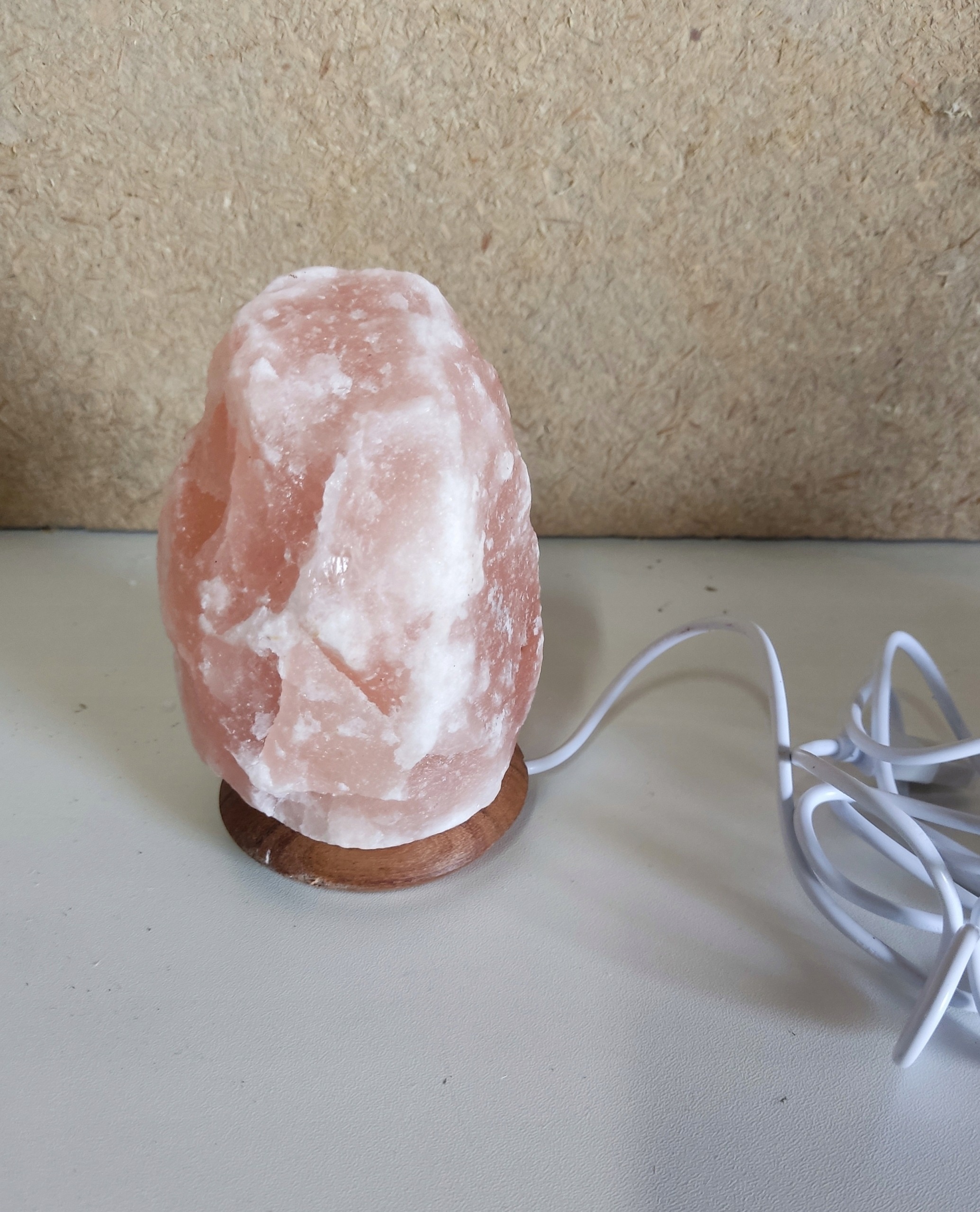 Lampa solna himalajska USB 13 cm naturalna sól różowa drewniana podstawa — zdjęcie 4