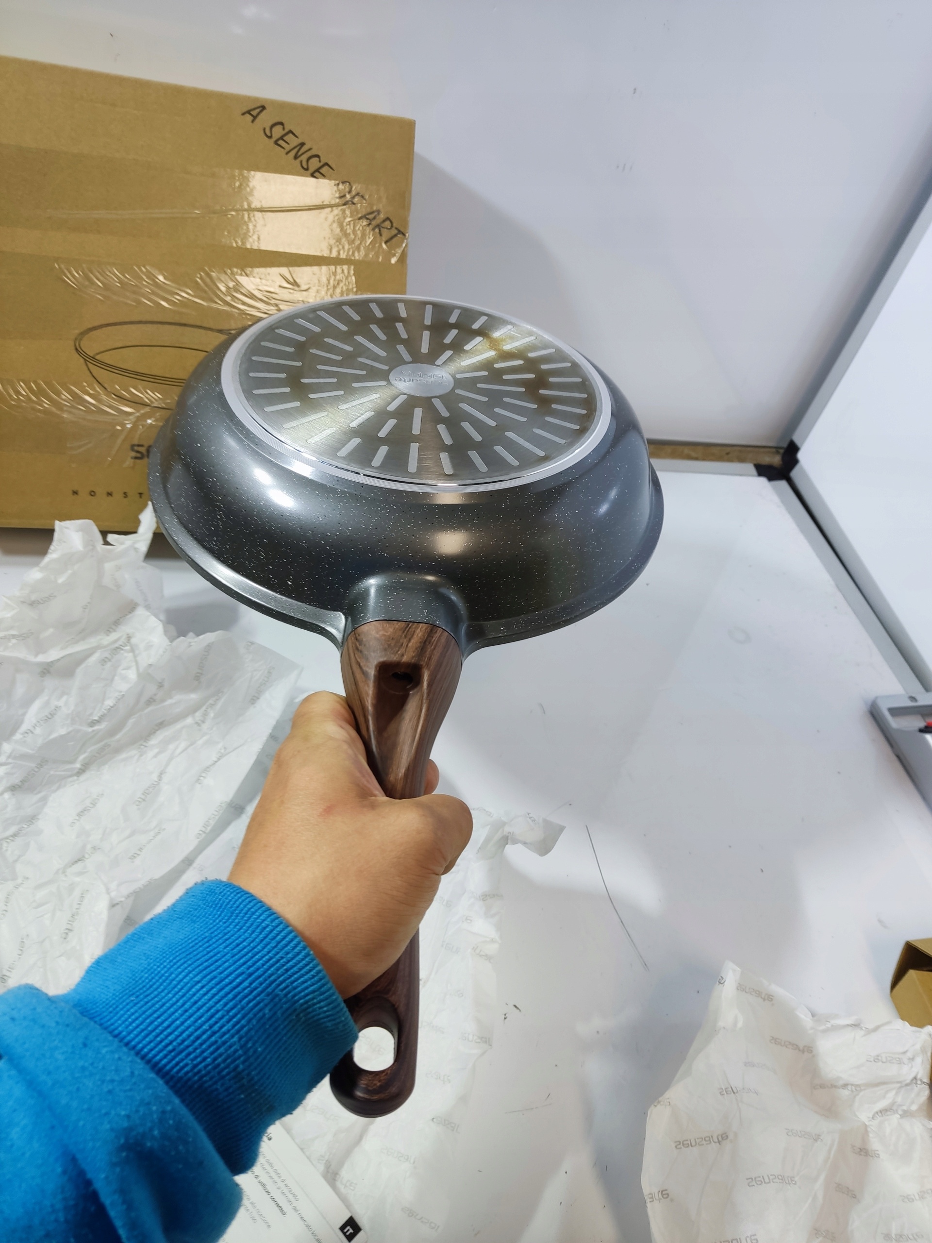 Patelnia granitowa Sensarte 28 cm indukcja gaz non stick aluminiowa — zdjęcie 11