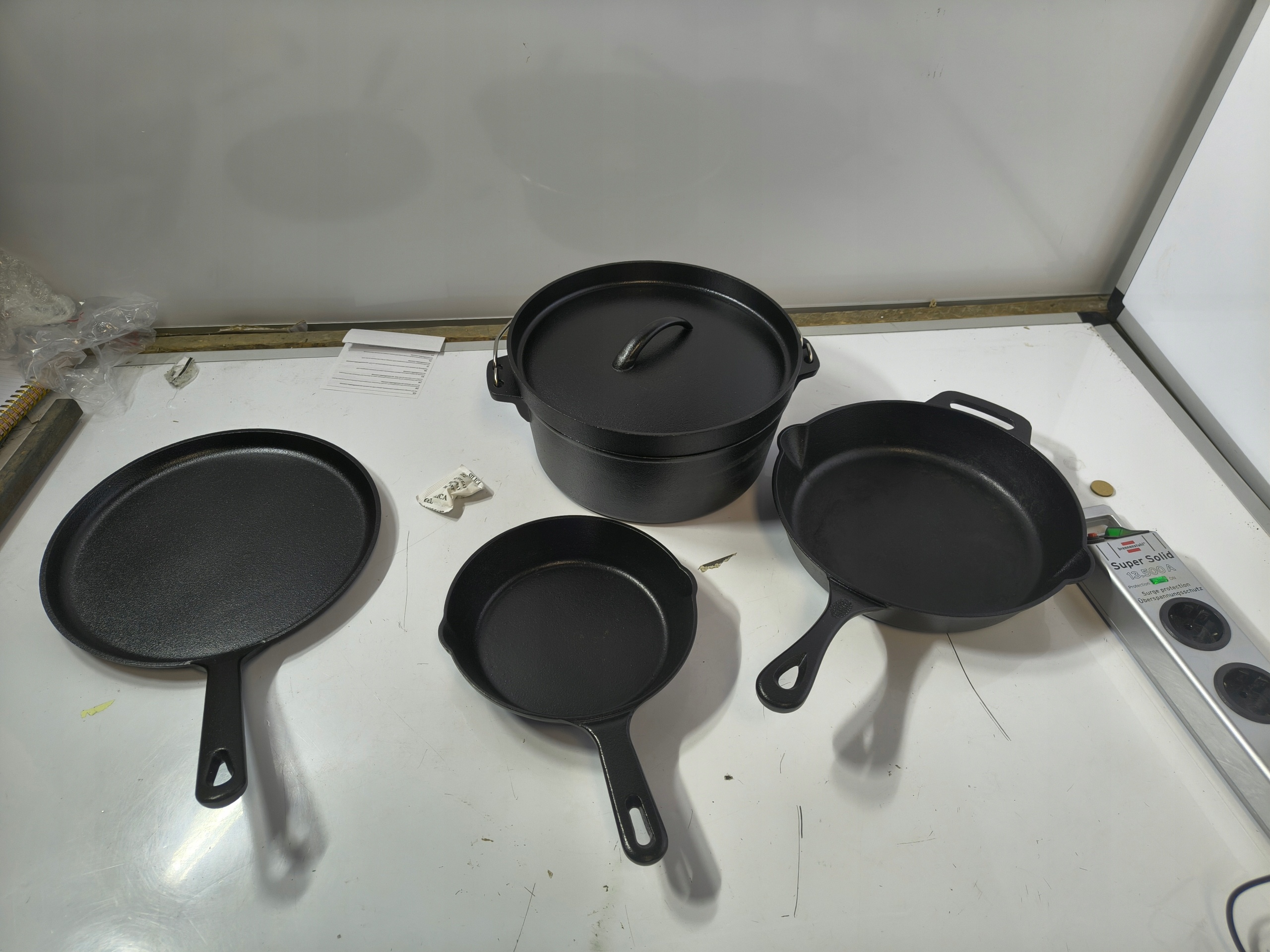 Zestaw naczyń żeliwnych Amazon Basics 5 elementów patelnie garnek grill — zdjęcie 8