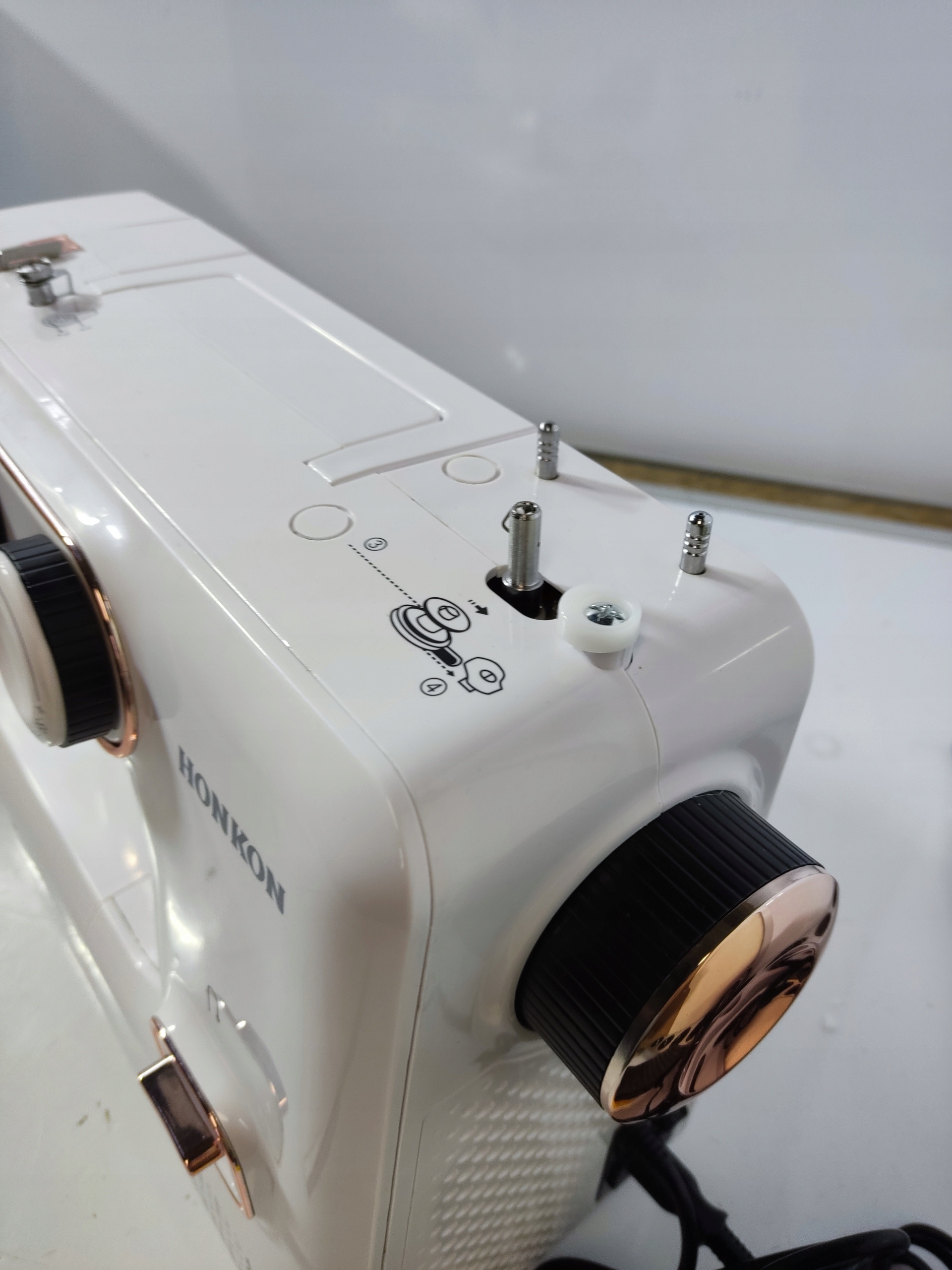 HONKON E300 maszyna do szycia elektryczna 12 ściegów kompaktowa — zdjęcie 9