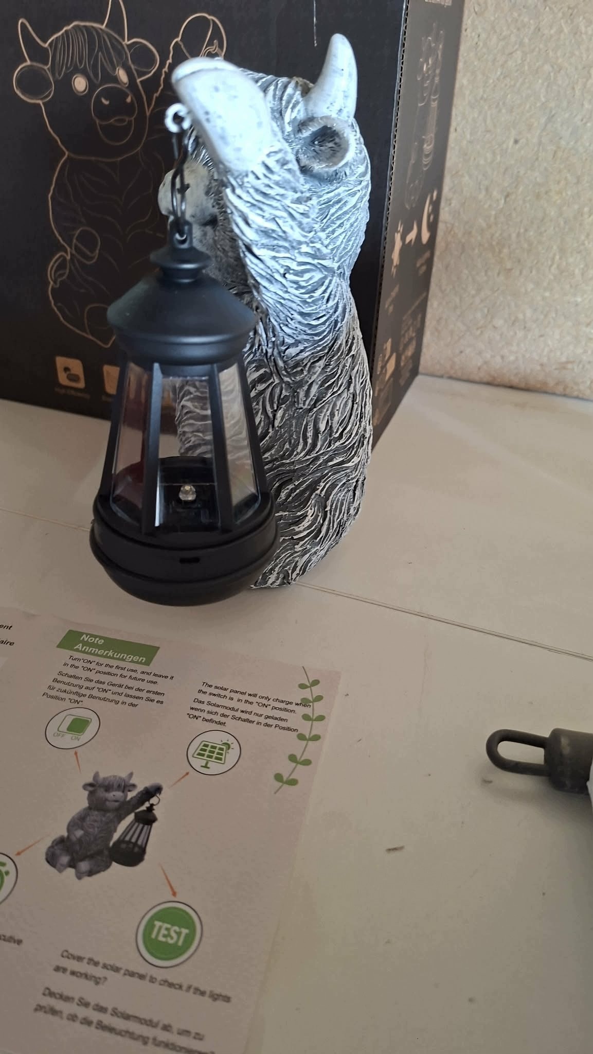 Figurka Solarna Krowa Highland z Lampionem LED Dekoracja Ogrodowa 20 cm — zdjęcie 7