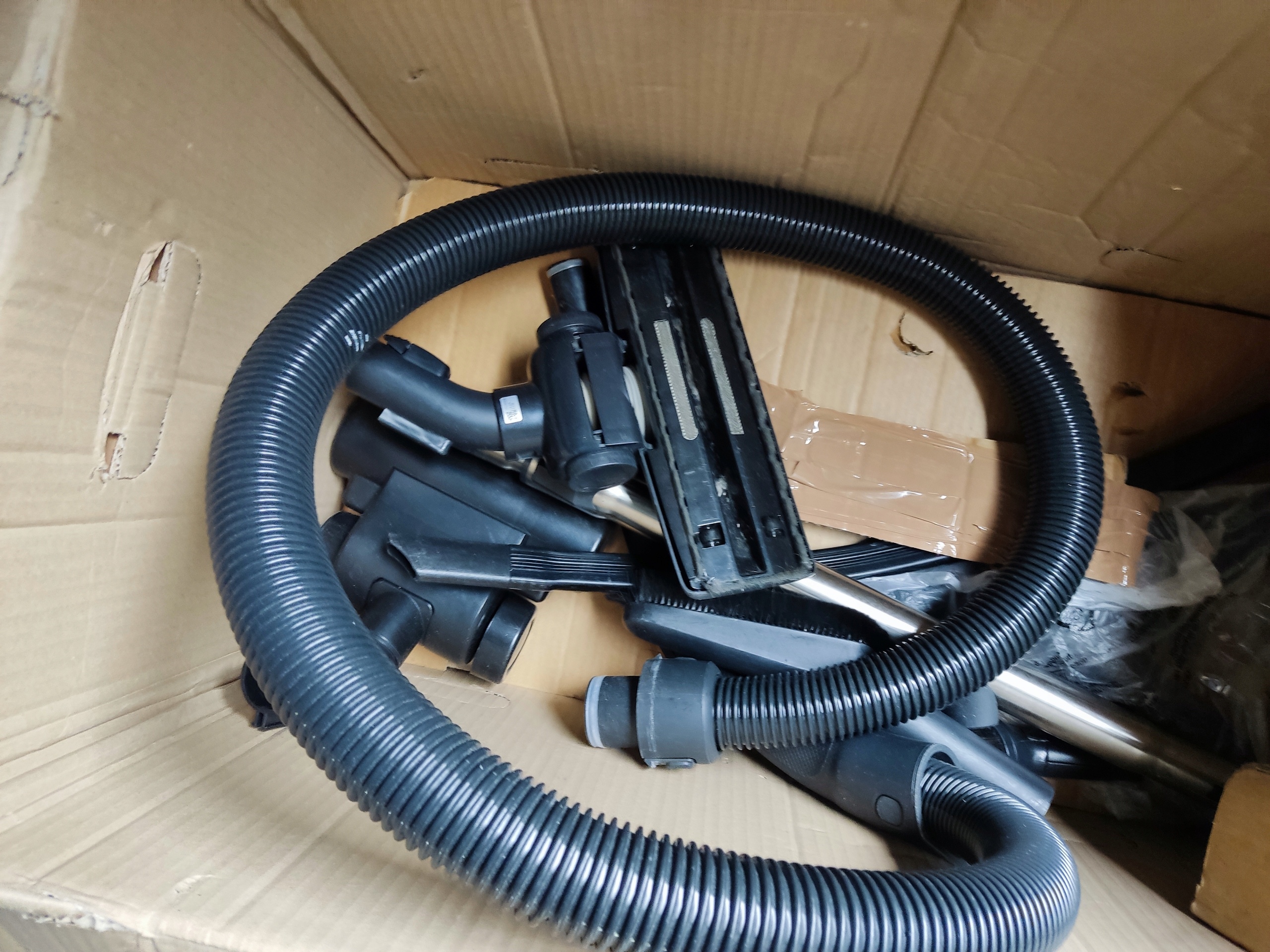 AEG AB61H6SW odkurzacz workowy 800W HEPA regulacja mocy komplet — zdjęcie 9