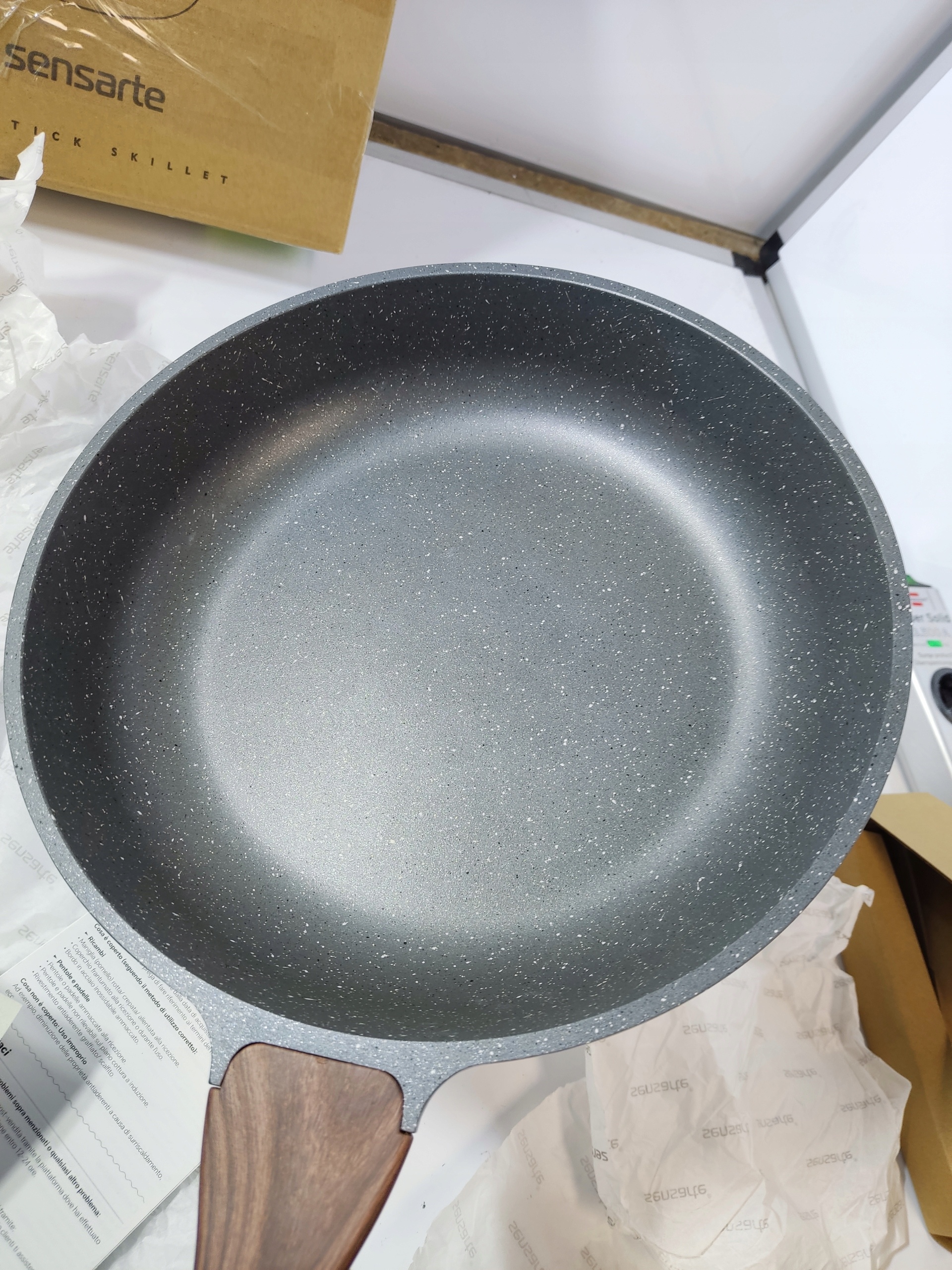 Patelnia granitowa Sensarte 28 cm indukcja gaz non stick aluminiowa — zdjęcie 10
