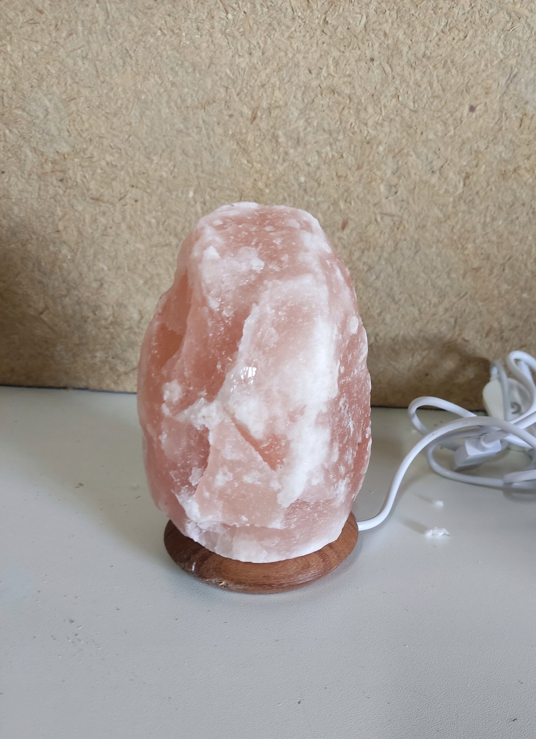 Lampa solna himalajska USB 13 cm naturalna sól różowa drewniana podstawa — zdjęcie 3