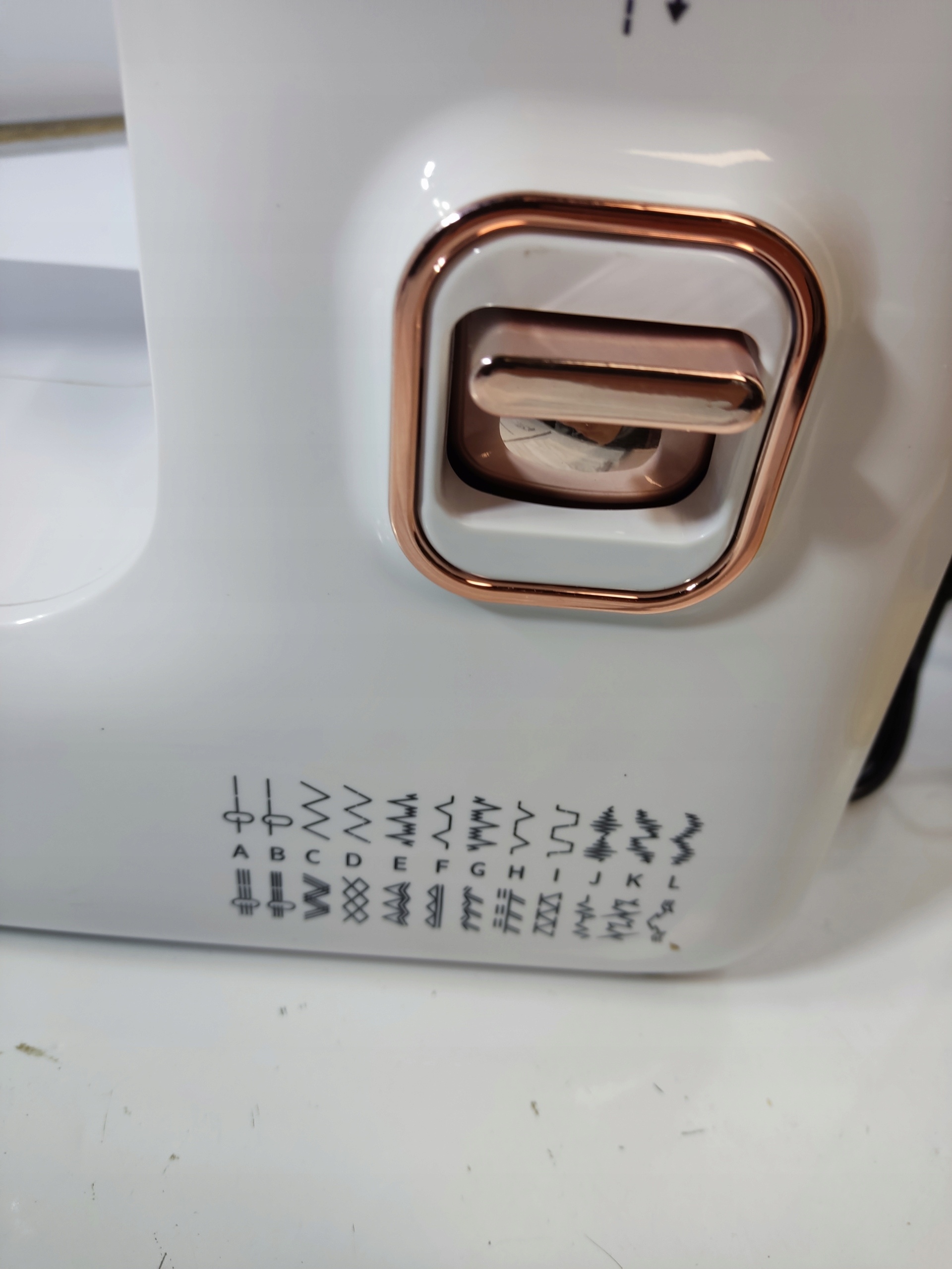 HONKON E300 maszyna do szycia elektryczna 12 ściegów kompaktowa — zdjęcie 5