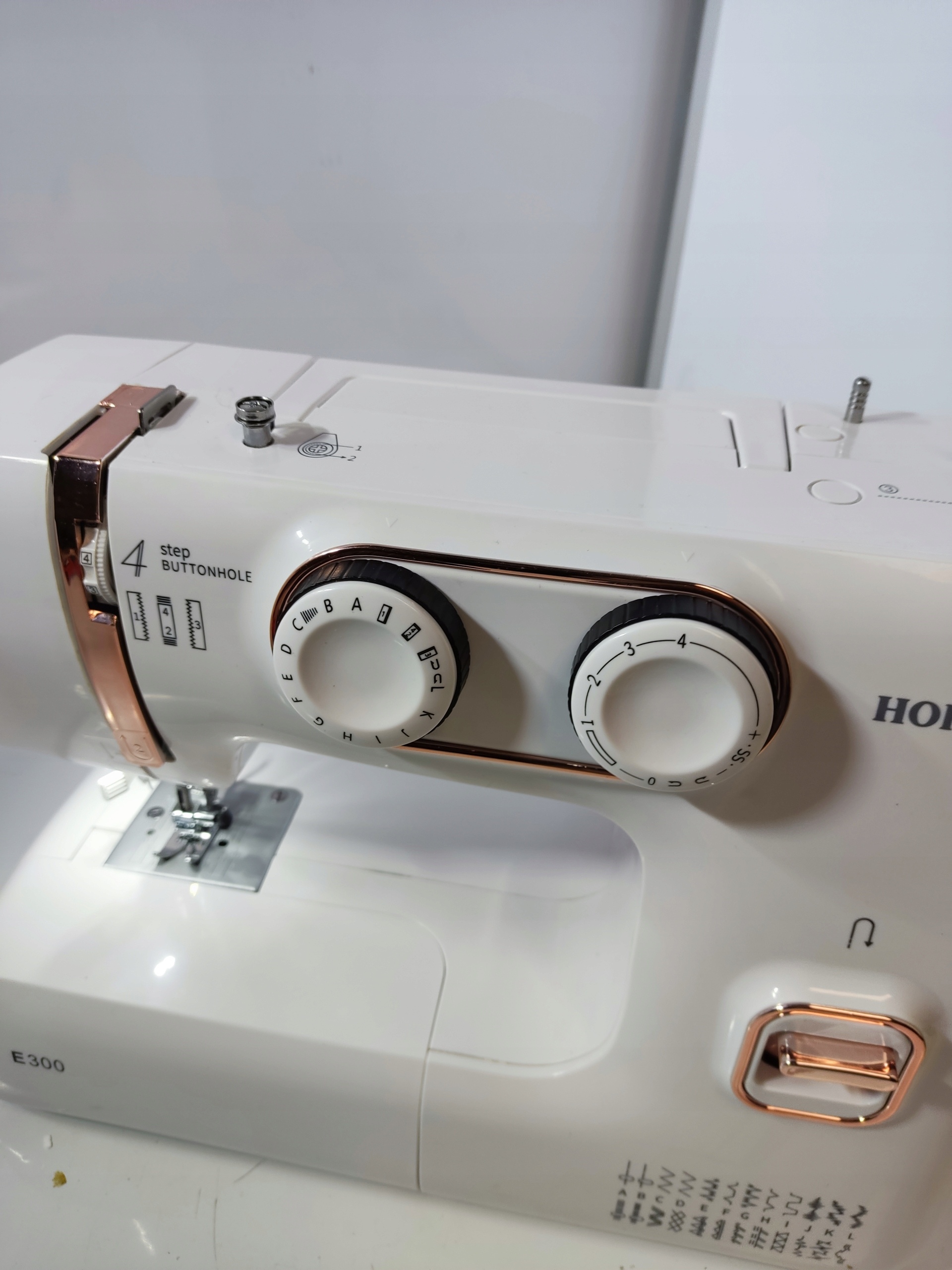 HONKON E300 maszyna do szycia elektryczna 12 ściegów kompaktowa — zdjęcie 6