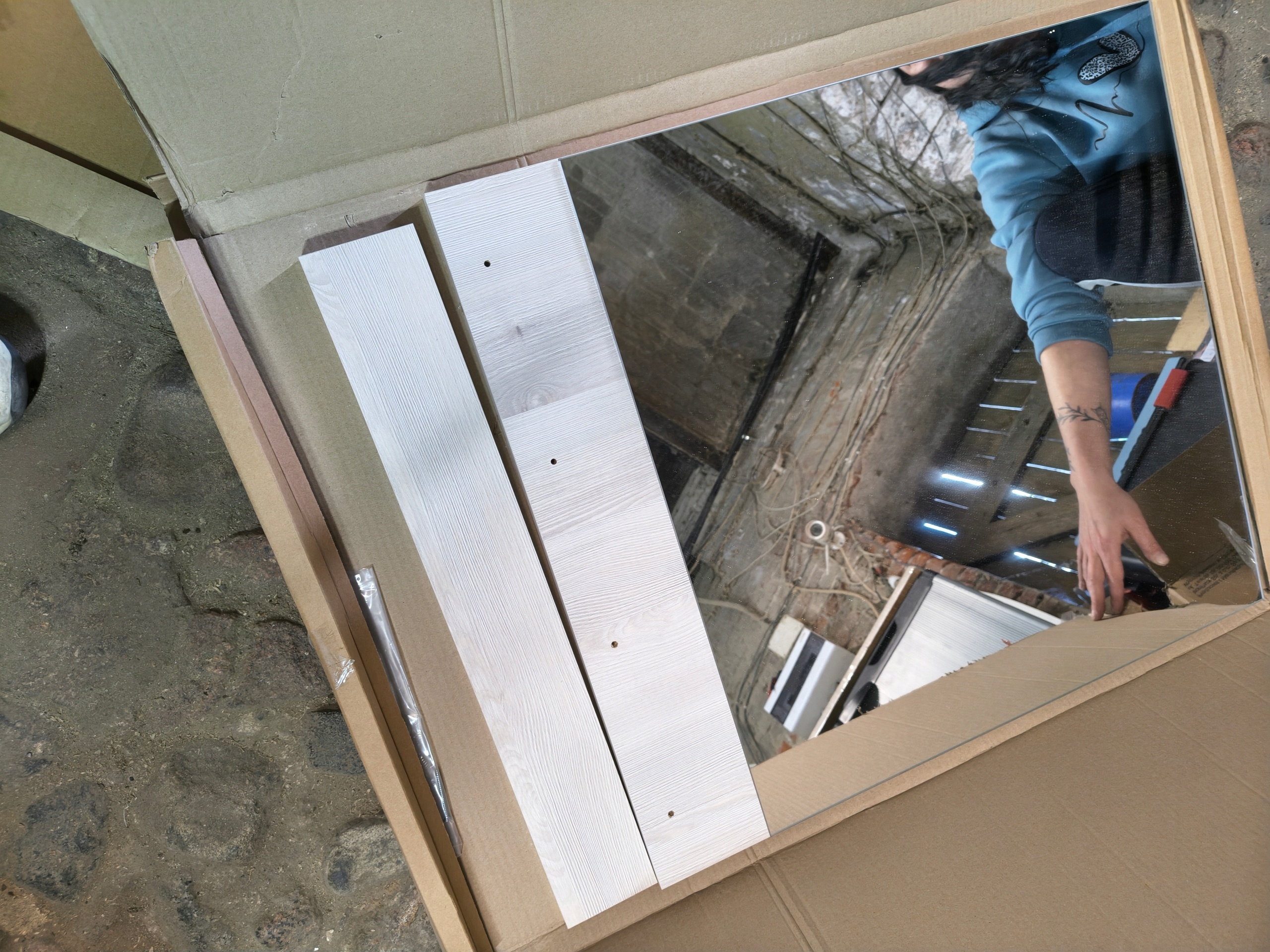 Lustro łazienkowe z półką 60x68 cm białe drewno sosna półka ścienna — zdjęcie 5