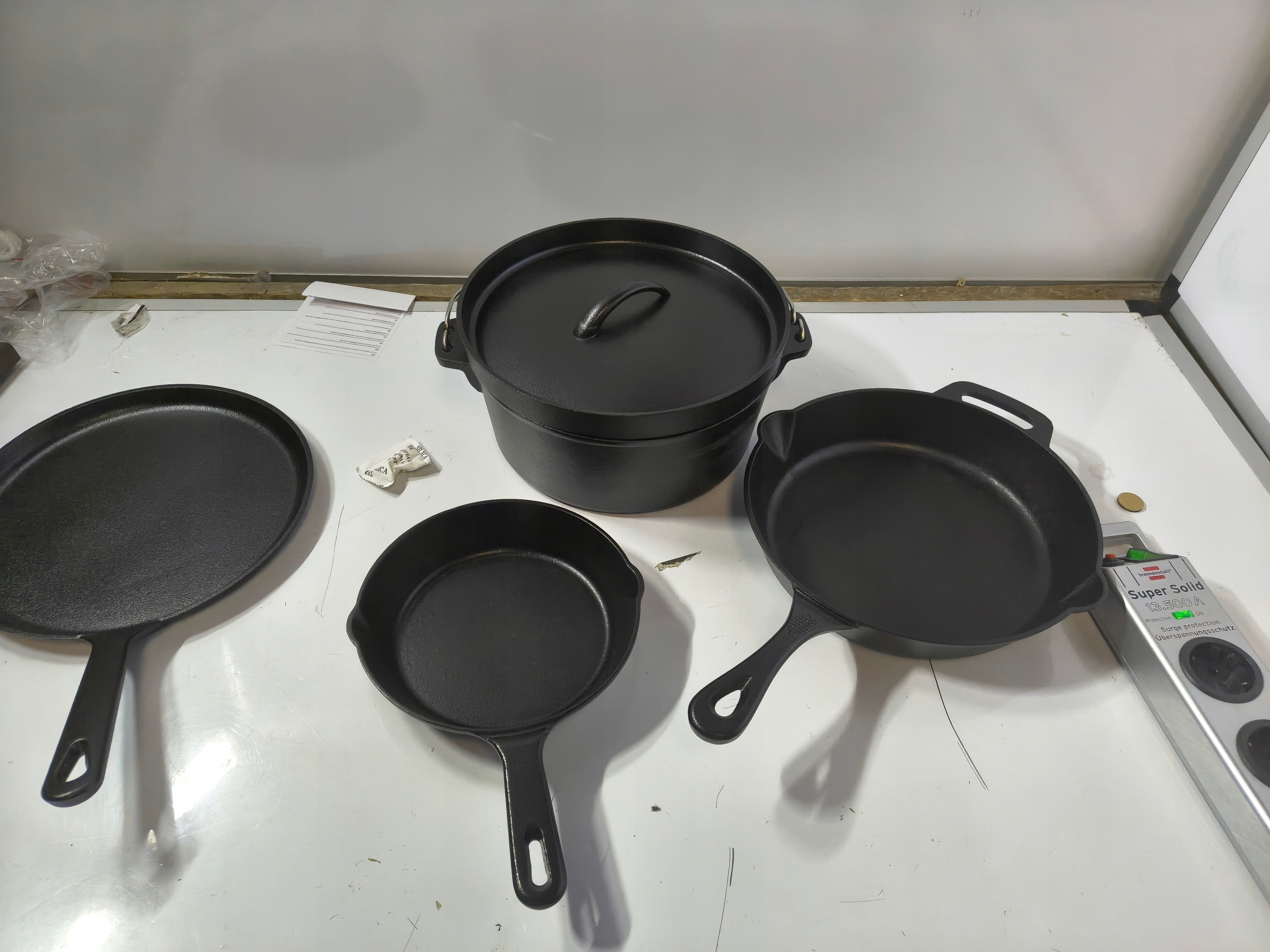 Zestaw naczyń żeliwnych Amazon Basics 5 elementów patelnie garnek grill — zdjęcie 9