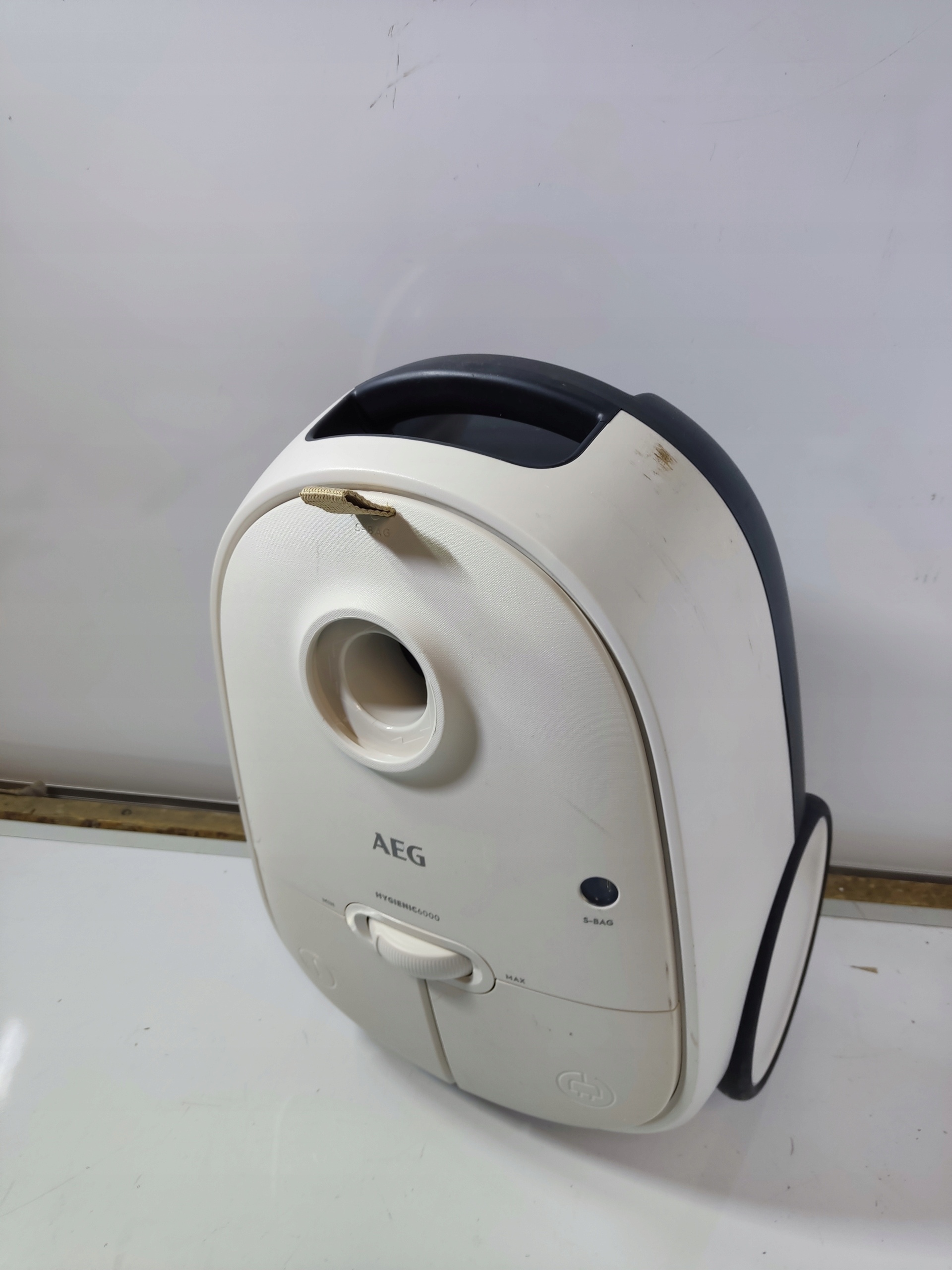 AEG AB61H6SW odkurzacz workowy 800W HEPA regulacja mocy komplet — zdjęcie 4