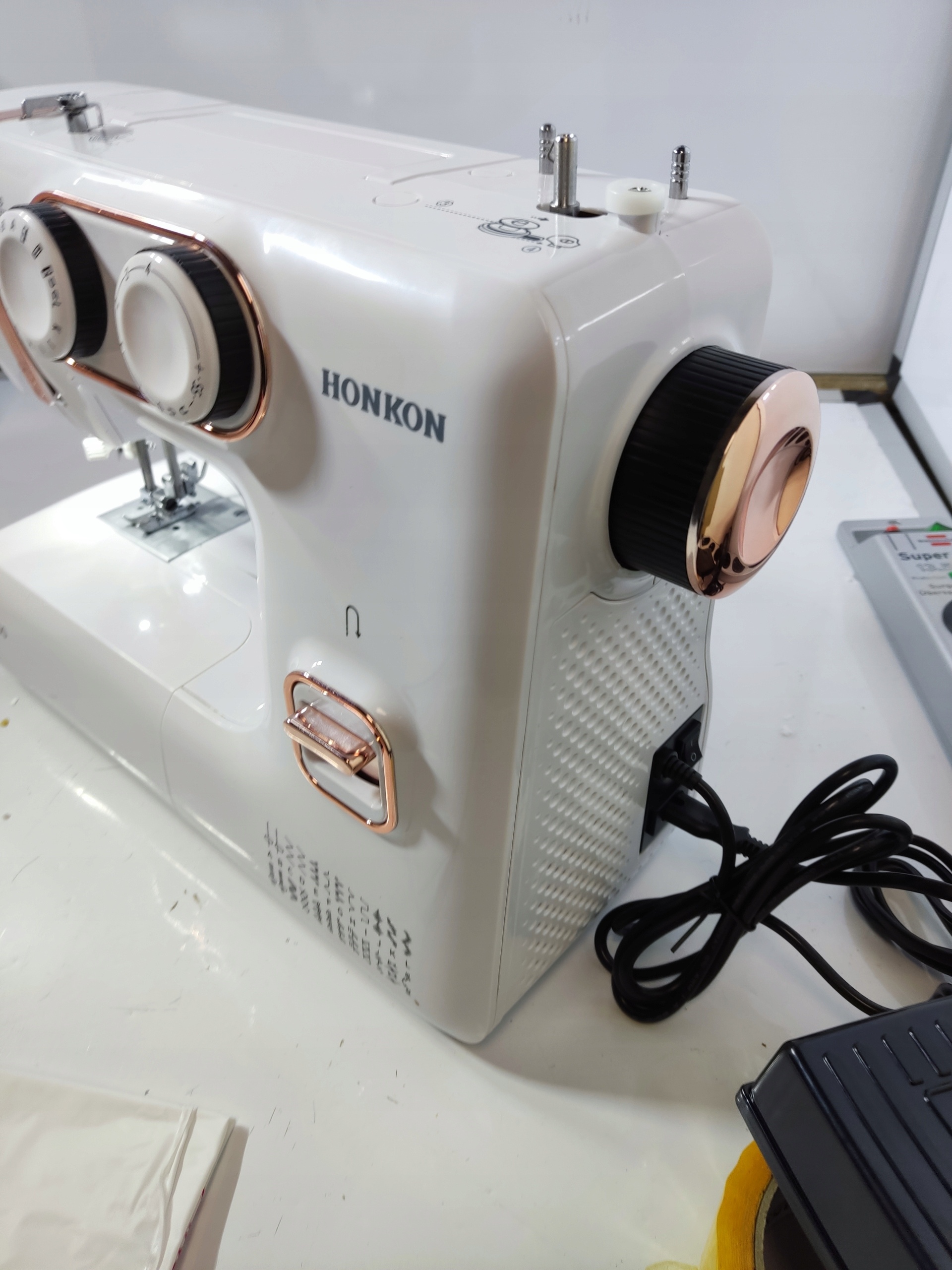 HONKON E300 maszyna do szycia elektryczna 12 ściegów kompaktowa — zdjęcie 10