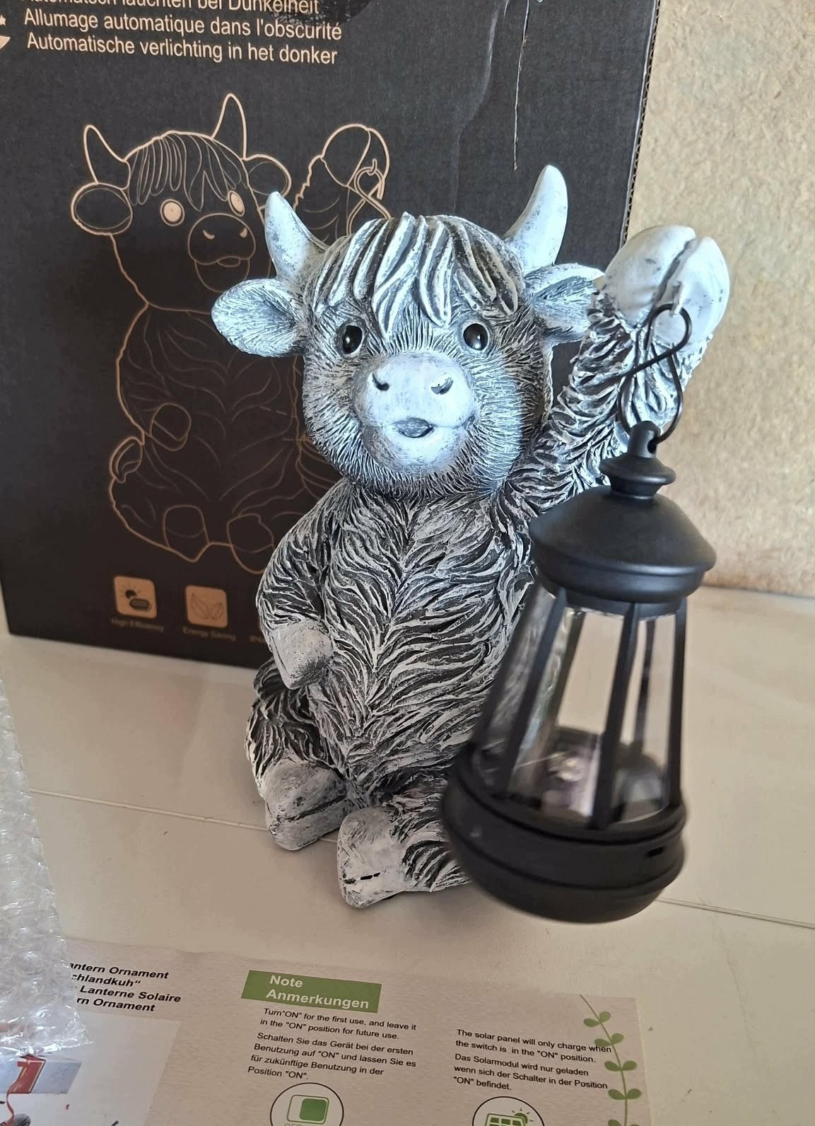 Figurka Solarna Krowa Highland z Lampionem LED Dekoracja Ogrodowa 20 cm — zdjęcie 3