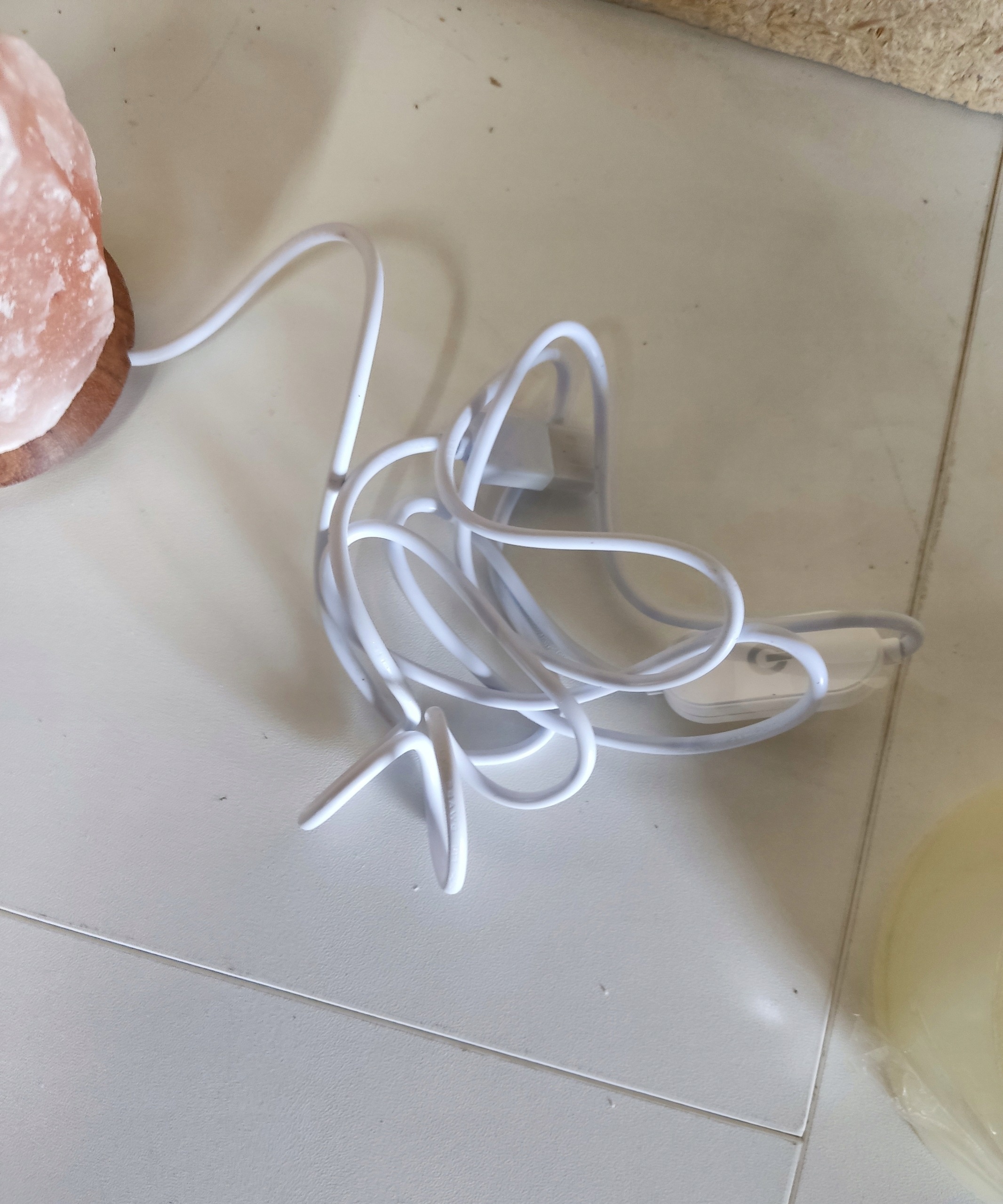 Lampa solna himalajska USB 13 cm naturalna sól różowa drewniana podstawa — zdjęcie 6